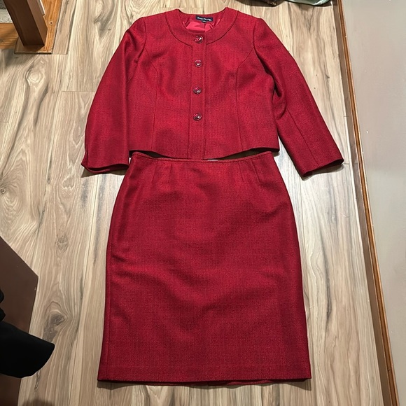 Red suit. Jacket and skirt - Picture 1 of 8